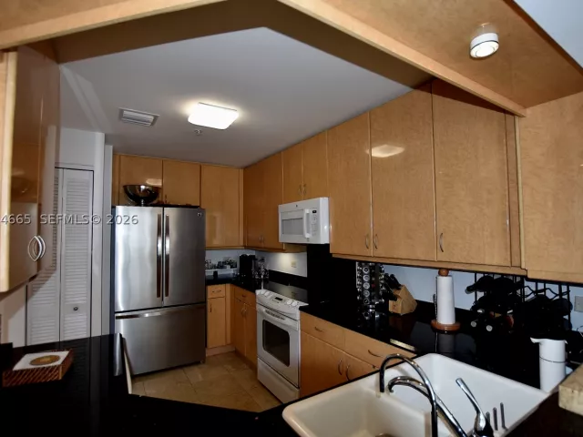 3-bedroom condo for rent in Miami - 801 Brickell Key Blvd 1209 - MondialRealty