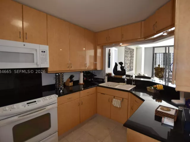 3-bedroom condo for rent in Miami - 801 Brickell Key Blvd 1209 - MondialRealty