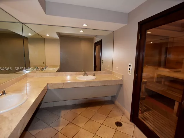 3-bedroom condo for rent in Miami - 801 Brickell Key Blvd 1209 - MondialRealty