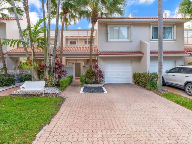3-bedroom home for sale in Doral - 5208 NW 103rd Ave - MondialRealty