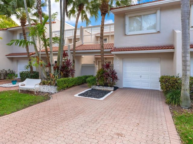 3-bedroom home for sale in Doral - 5208 NW 103rd Ave - MondialRealty