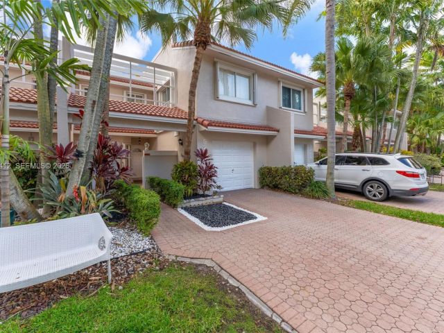 3-bedroom home for sale in Doral - 5208 NW 103rd Ave - MondialRealty