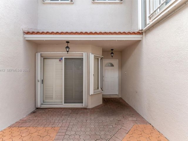 3-bedroom home for sale in Doral - 5208 NW 103rd Ave - MondialRealty
