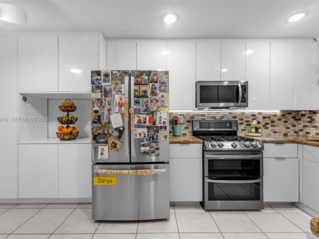 3-bedroom home for sale in Doral - 5208 NW 103rd Ave - MondialRealty