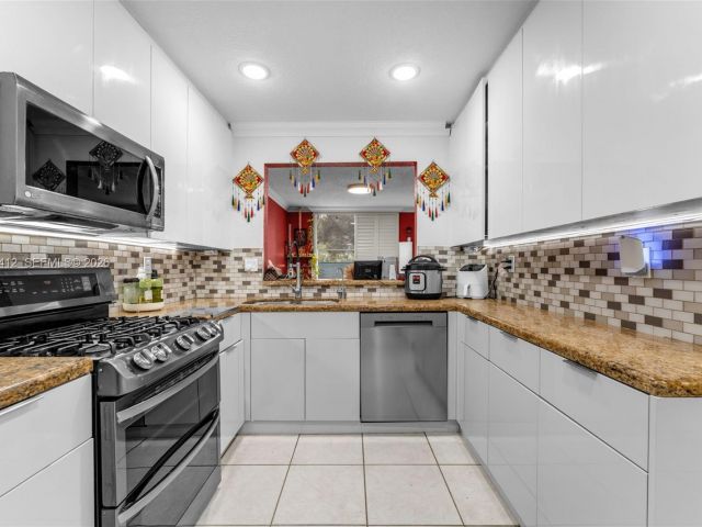 3-bedroom home for sale in Doral - 5208 NW 103rd Ave - MondialRealty