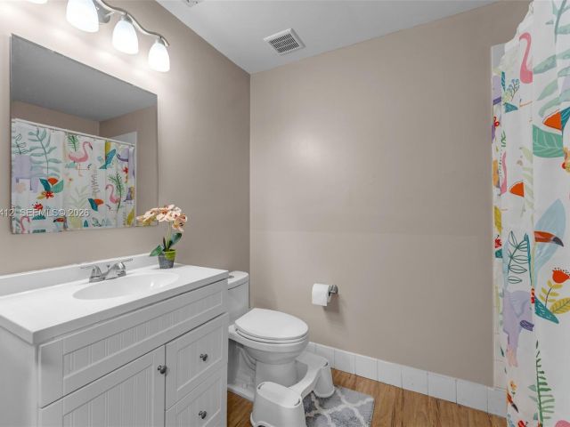 3-bedroom home for sale in Doral - 5208 NW 103rd Ave - MondialRealty