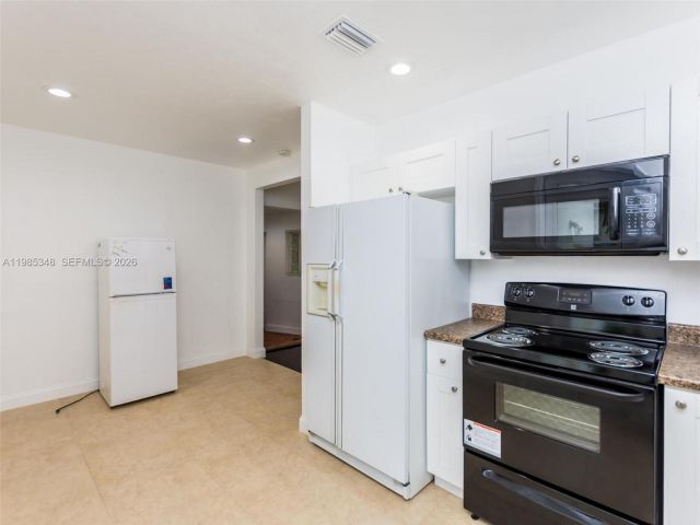 Home for rent at 6300 NW 41st St - photo 7487378