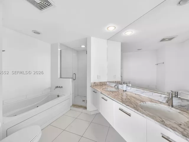 3-bedroom condo for sale in Miami - 500 Brickell Ave 3901 - MondialRealty
