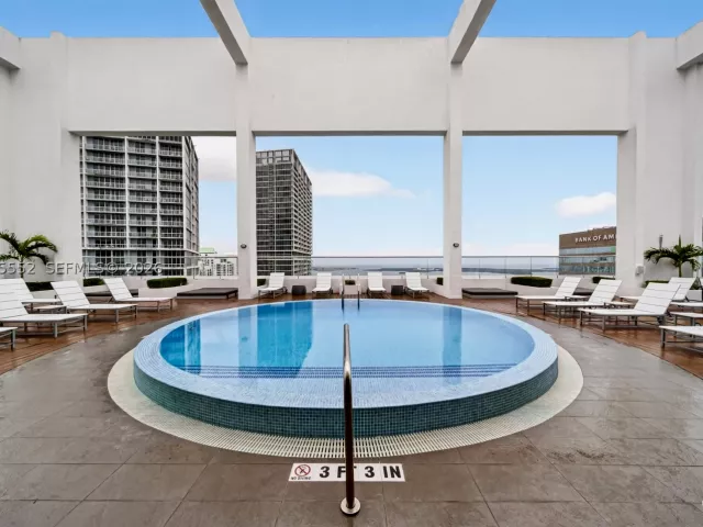 3-bedroom condo for sale in Miami - 500 Brickell Ave 3901 - MondialRealty