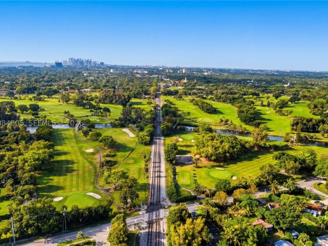 4-bedroom home for sale in Biscayne Park - 10910 NE 9th Ct - MondialRealty