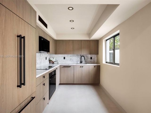 Home for sale at 2805 SW 4th Ave - photo 7525329