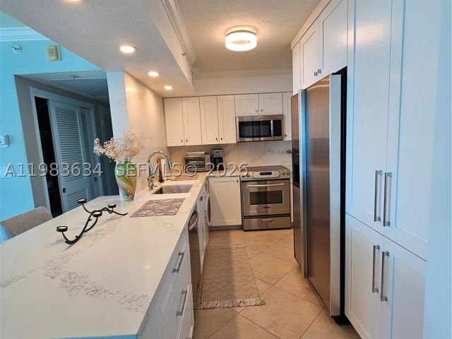 2-bedroom condo for rent in Hollywood - 2501 S OCEAN DR 411 - MondialRealty