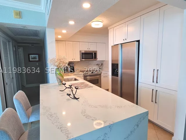 2-bedroom condo for rent in Hollywood - 2501 S OCEAN DR 411 - MondialRealty
