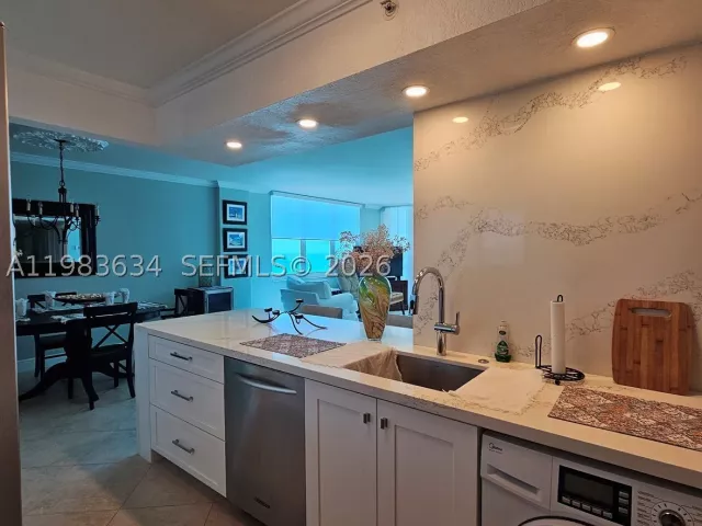 2-bedroom condo for rent in Hollywood - 2501 S OCEAN DR 411 - MondialRealty