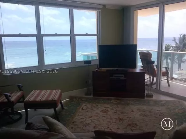 2-bedroom condo for rent in Hollywood - 2501 S OCEAN DR 411 - MondialRealty