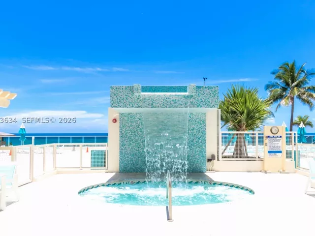 2-bedroom condo for rent in Hollywood - 2501 S OCEAN DR 411 - MondialRealty