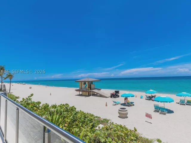 2-bedroom condo for rent in Hollywood - 2501 S OCEAN DR 411 - MondialRealty