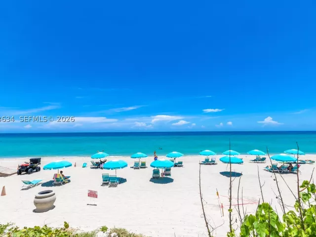 2-bedroom condo for rent in Hollywood - 2501 S OCEAN DR 411 - MondialRealty