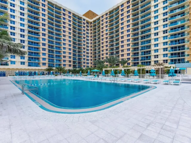 2-bedroom condo for rent in Hollywood - 2501 S OCEAN DR 411 - MondialRealty