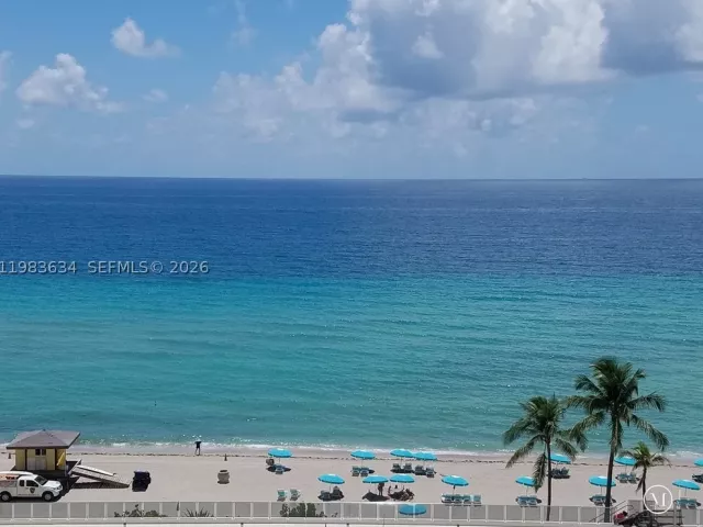 2-bedroom condo for rent in Hollywood - 2501 S OCEAN DR 411 - MondialRealty