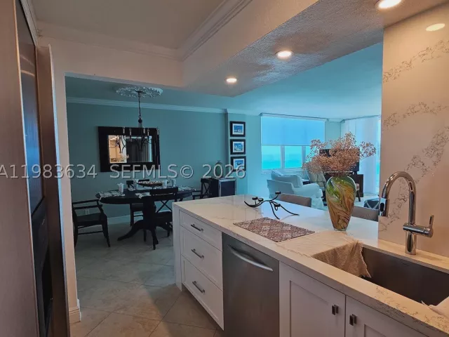 2-bedroom condo for rent in Hollywood - 2501 S OCEAN DR 411 - MondialRealty