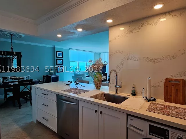 2-bedroom condo for rent in Hollywood - 2501 S OCEAN DR 411 - MondialRealty