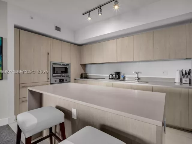 1-bedroom condo for sale in Hollywood - 4111 S Ocean Dr 1210 - MondialRealty
