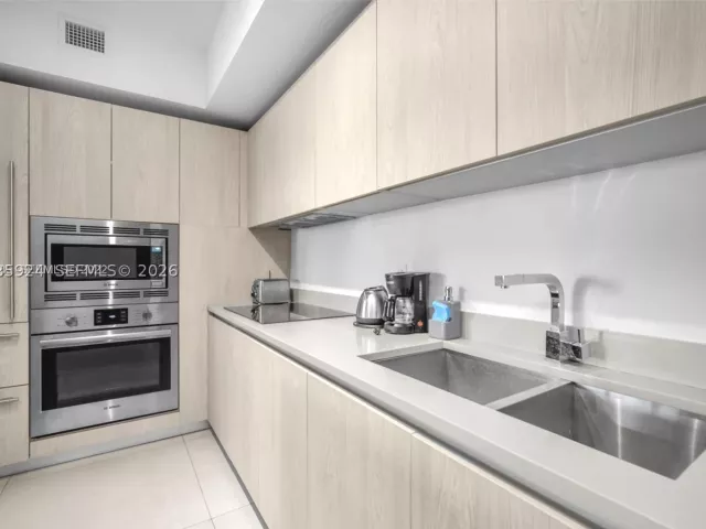 1-bedroom condo for sale in Hollywood - 4111 S Ocean Dr 1210 - MondialRealty