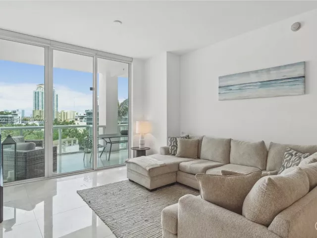 2-bedroom condo for rent in Miami Beach - 50 S Pointe Dr 805 - MondialRealty