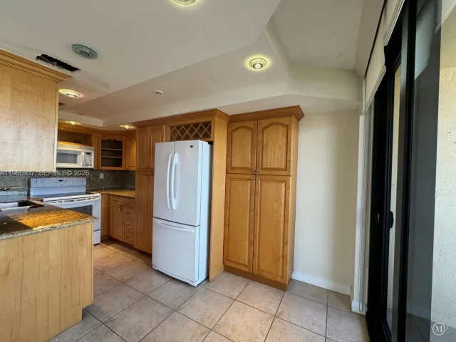 2-bedroom condo for sale in Miami Beach - 2555 Collins Ave 2002 - MondialRealty