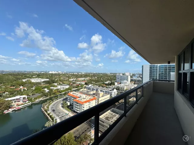 2-bedroom condo for sale in Miami Beach - 2555 Collins Ave 2002 - MondialRealty