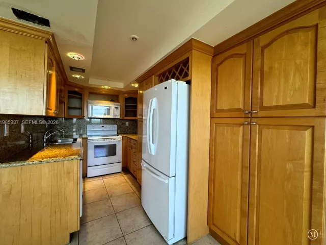 2-bedroom condo for sale in Miami Beach - 2555 Collins Ave 2002 - MondialRealty