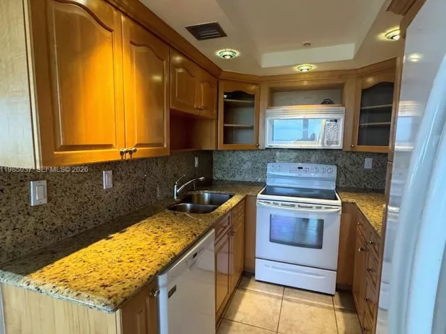 2-bedroom condo for sale in Miami Beach - 2555 Collins Ave 2002 - MondialRealty