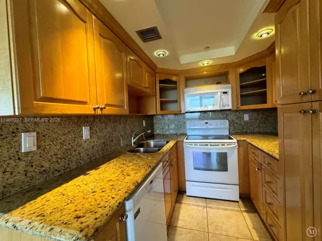 2-bedroom condo for sale in Miami Beach - 2555 Collins Ave 2002 - MondialRealty