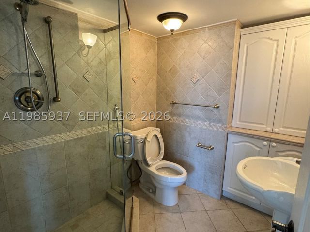 2-bedroom condo for sale in Miami Beach - 2555 Collins Ave 2002 - MondialRealty