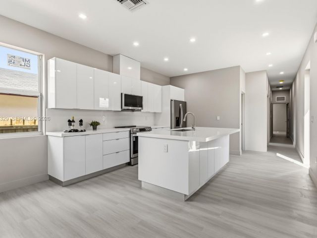 Home for sale at 1028 NW 8th Ave - photo 7529563