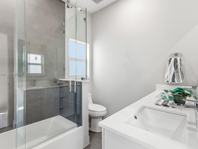 Home for sale at 1028 NW 8th Ave - photo 7529567