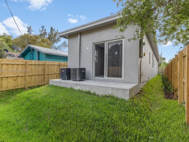 Home for sale at 1028 NW 8th Ave - photo 7529573