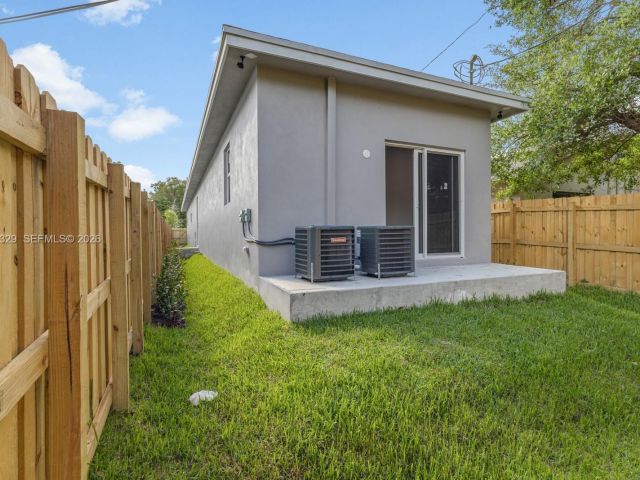 Home for sale at 1028 NW 8th Ave - photo 7529574