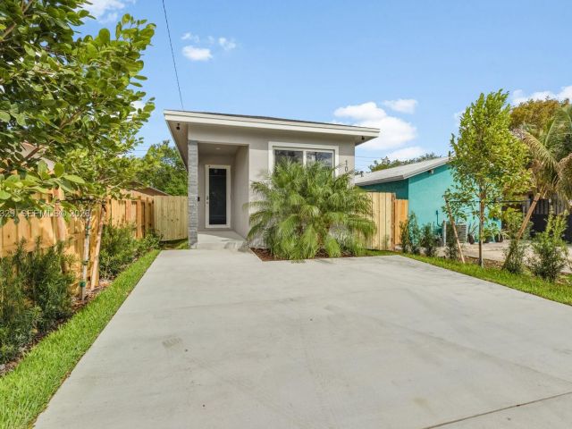 Home for sale at 1028 NW 8th Ave - photo 7529576