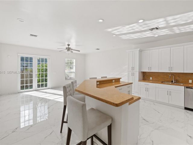 Home for rent at 819 SW 7th Ave - photo 7513467