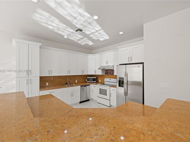 Home for rent at 819 SW 7th Ave - photo 7513470