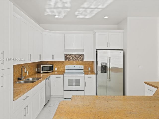 Home for rent at 819 SW 7th Ave - photo 7513472