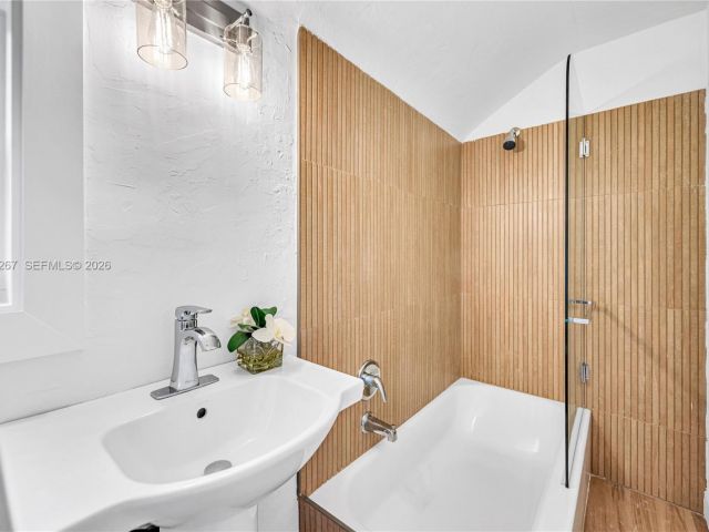 Home for rent at 1960 NE 182nd St - photo 7515583