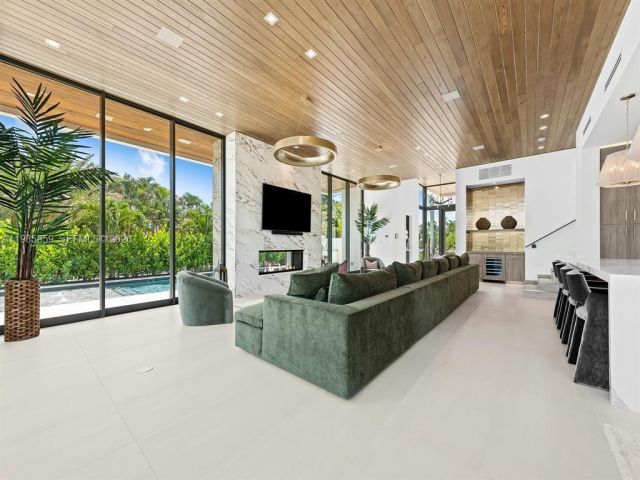 Home for rent at 2657 NE 34th St - photo 7481556