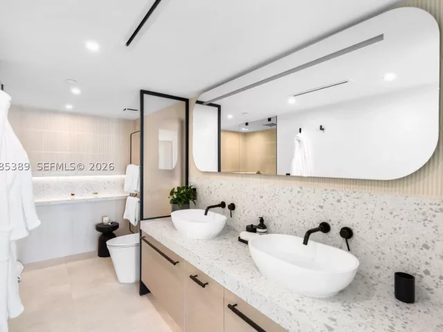 3-bedroom condo for rent in Miami Beach - 650 West Ave 1203/1205 - MondialRealty