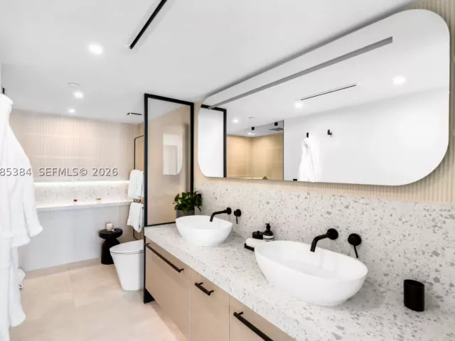 3-bedroom condo for sale in Miami Beach - 650 West Ave 1203/1205 - MondialRealty