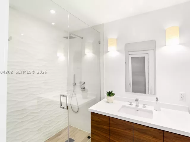 2-bedroom condo for sale in Miami Beach - 5555 Collins Ave 17J - MondialRealty