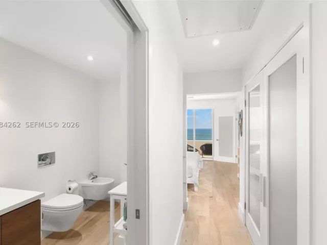 2-bedroom condo for sale in Miami Beach - 5555 Collins Ave 17J - MondialRealty