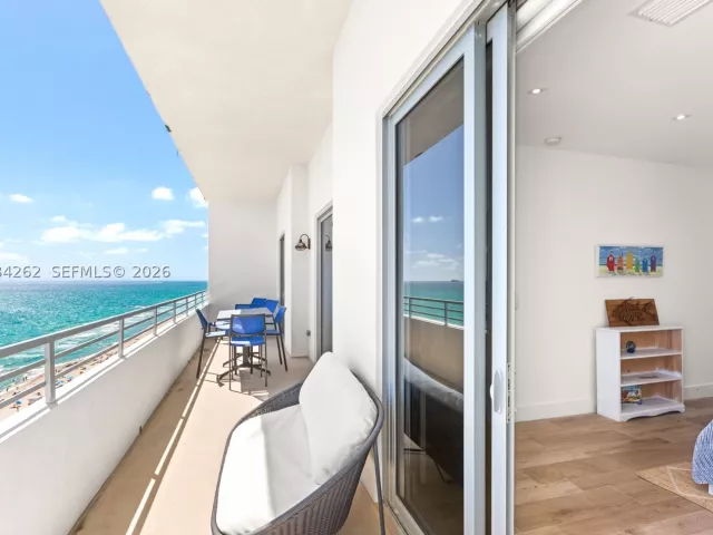 2-bedroom condo for sale in Miami Beach - 5555 Collins Ave 17J - MondialRealty
